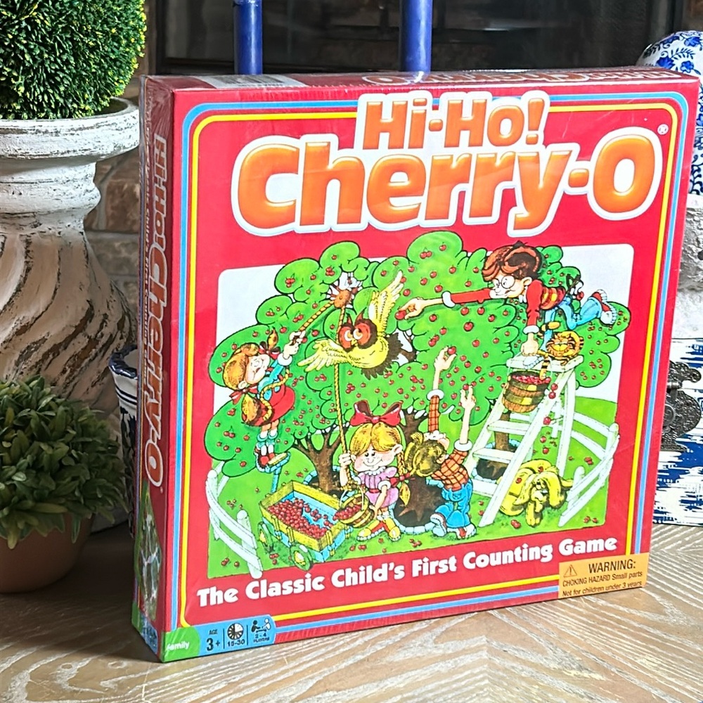 NEW! HASBRO GAMING Hi Ho Cherry-O Classic Children Counting Board Game